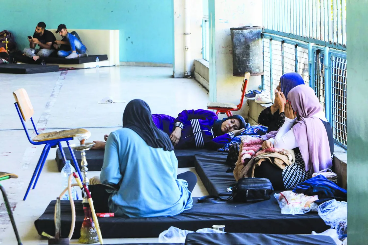 سيدات جنوبيات نازحات إلى أحد مراكز الإيواء في بيروت (أ.ف.ب)