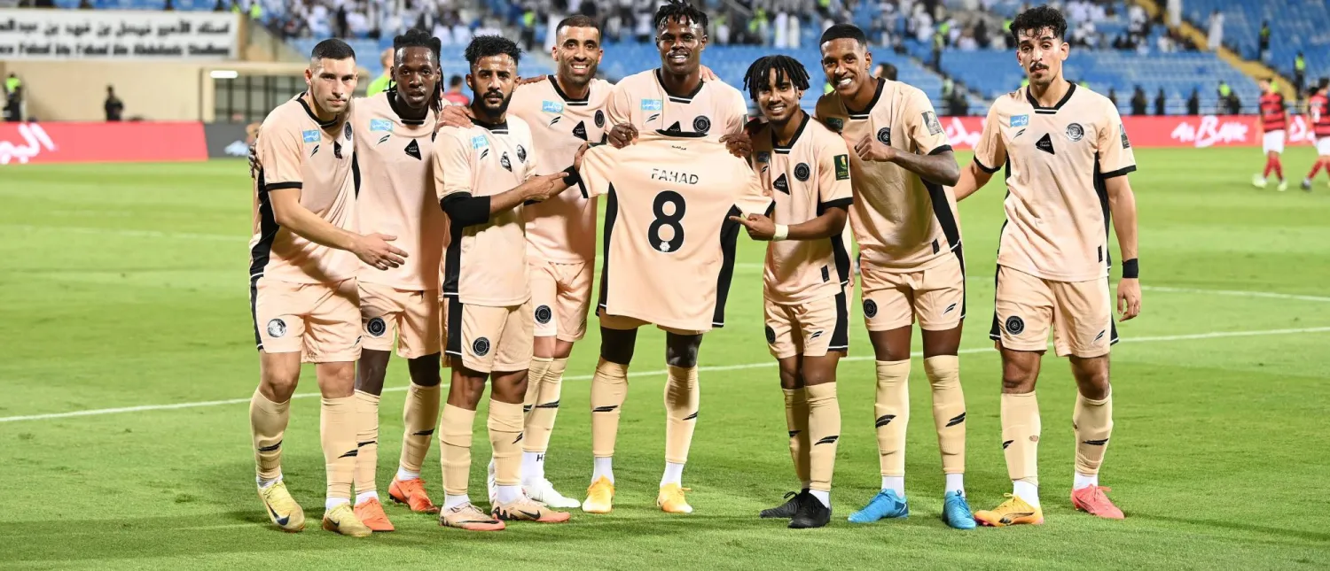 كمارا يرفع قميص زميله الغائب فهد المولد بعد تسجيله الهدف (تصوير: عبد الرحمن السالم)