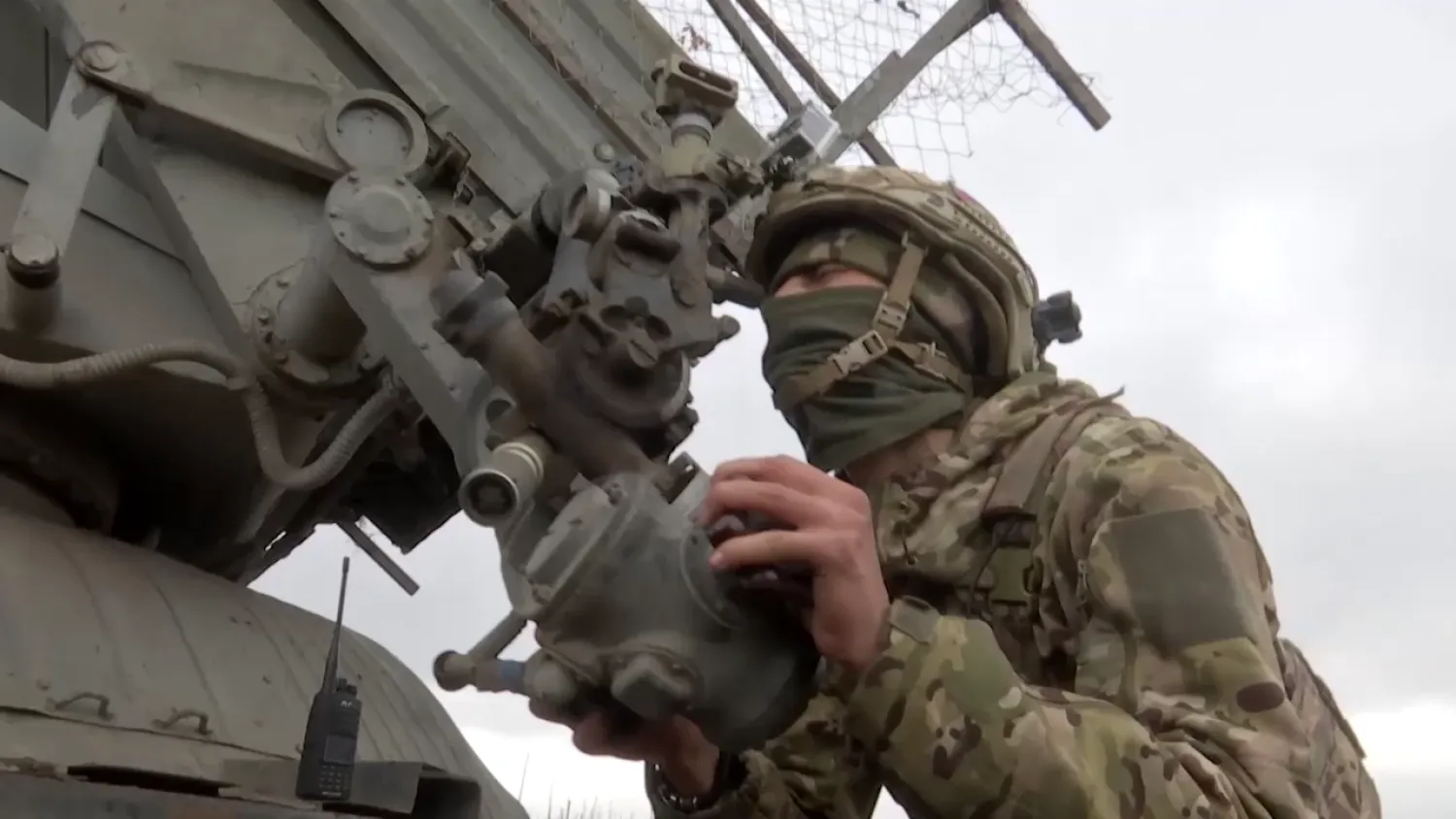 Ukrayna'daki askeri operasyonlar sırasında bir Rus askeri (Rusya Savunma Bakanlığı'nın hazırladığı videodan)