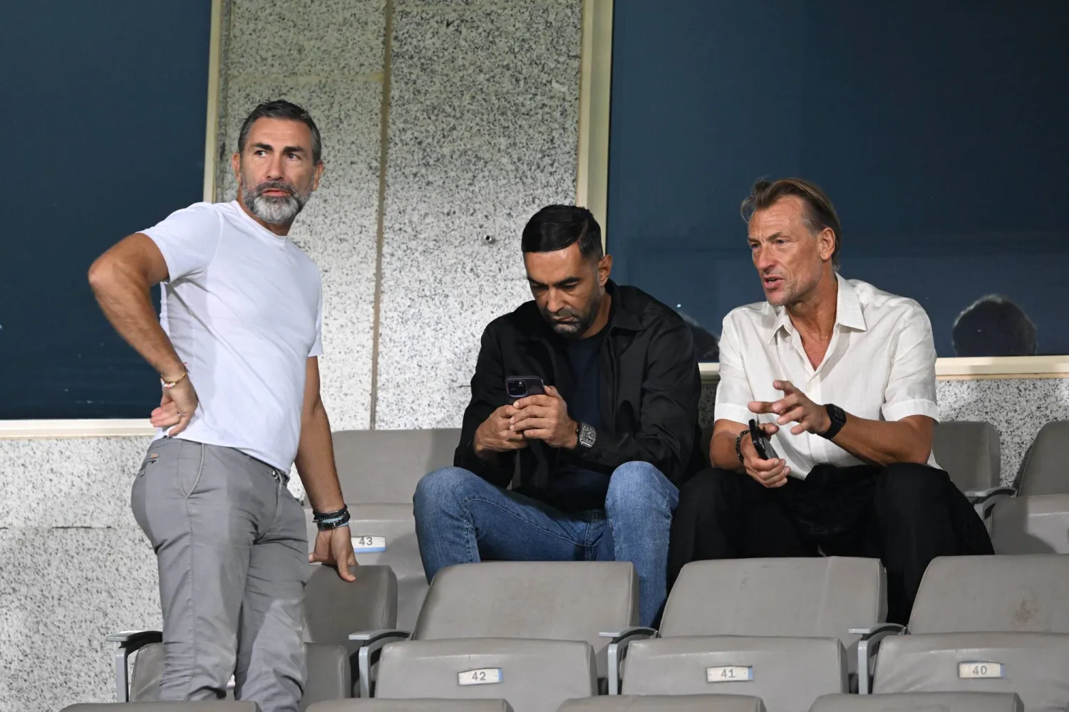 المدرب الفرنسي ومساعدوه في مدرجات ملعب الملز خلال مباراة الشباب والرياض (تصوير: عبد الرحمن السالم)