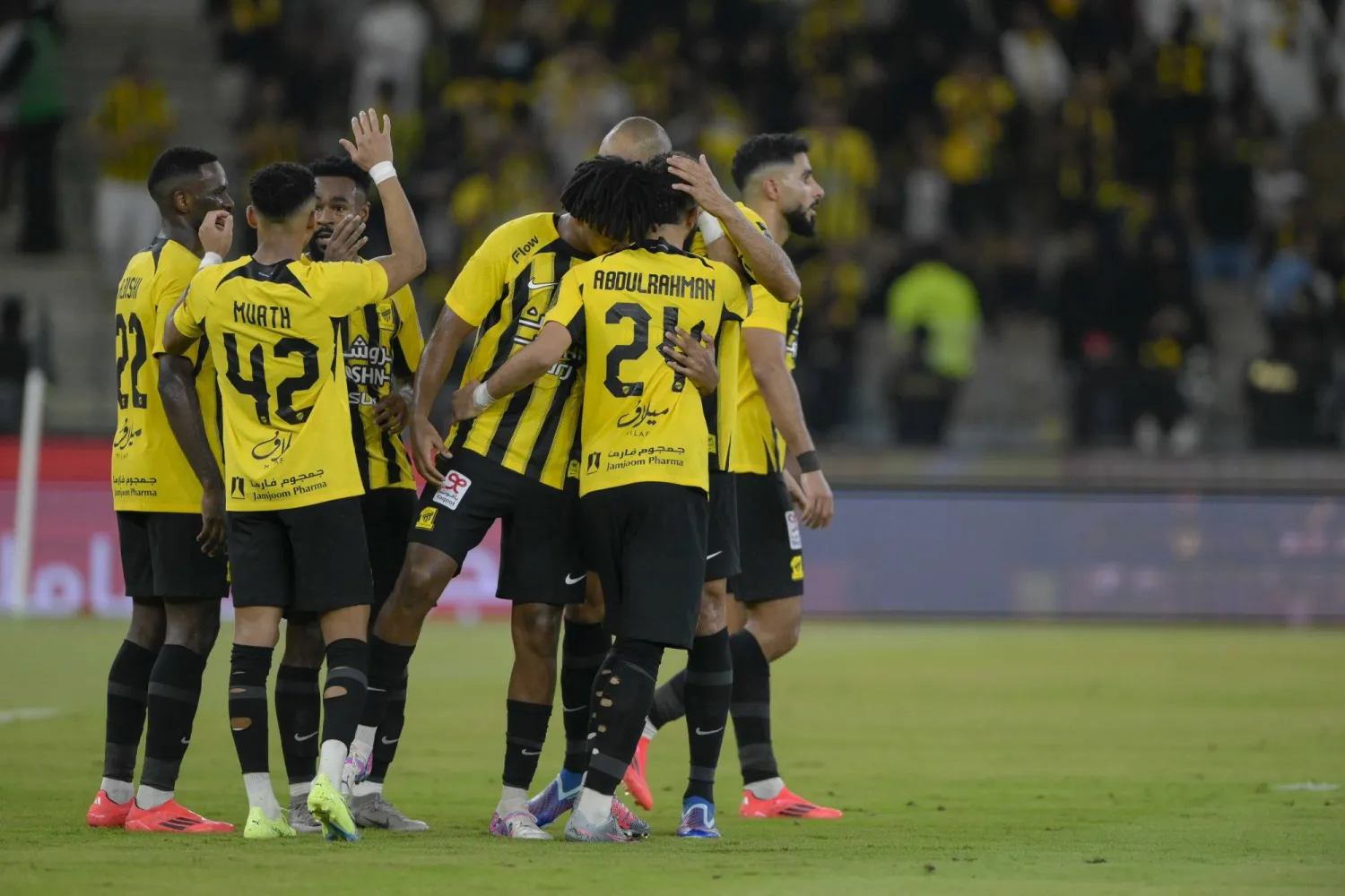 لاعبو الاتحاد يحتفلون بهدف العبود (الشرق الأوسط)