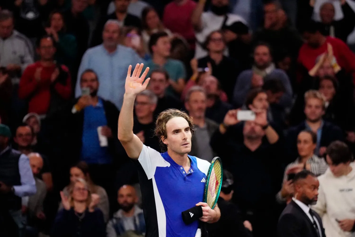 اليوناني ستيفانوس تسيتسيباس يحتفل بفوزه في باريس (أ.ف.ب)