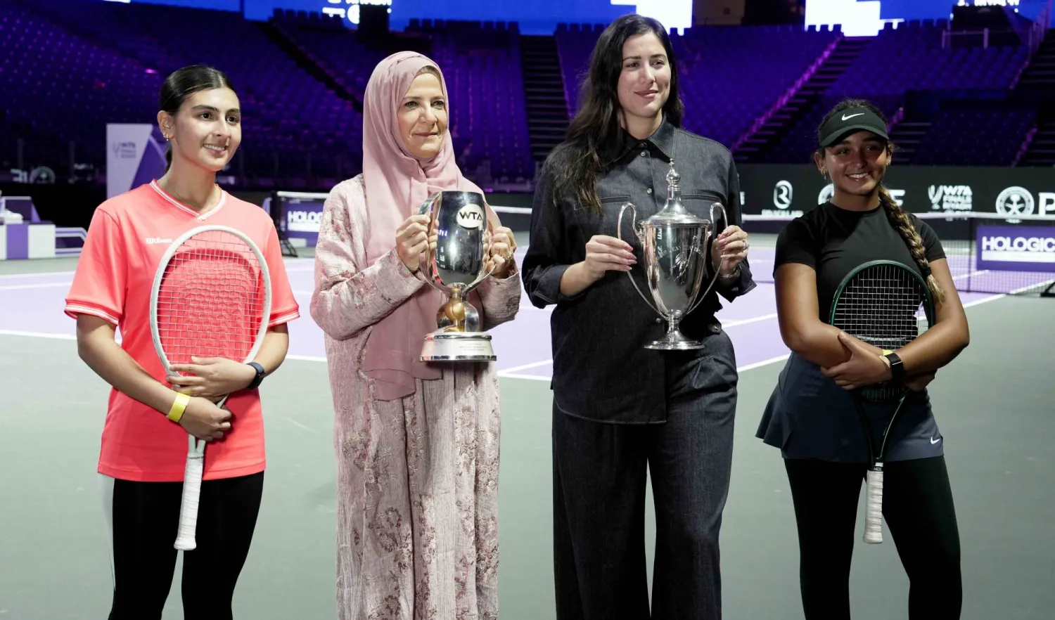 مطبقاني وموغوروزا واللاعبتان دانية الزهير وتالا عاشور في صورة جماعية (الشرق الأوسط)