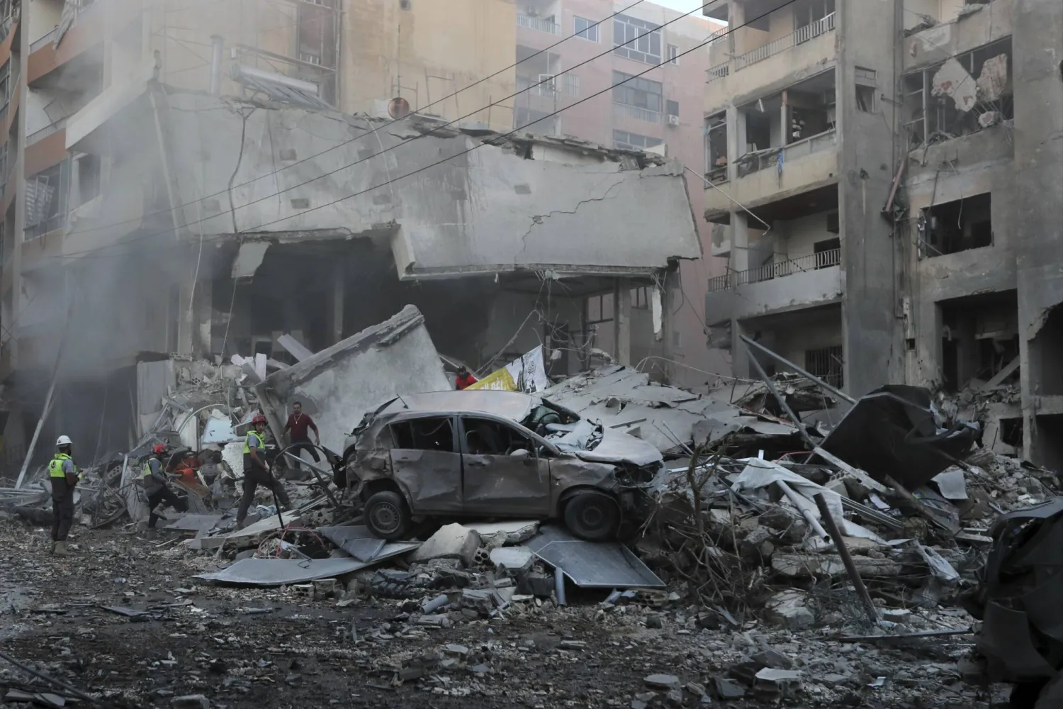 مبنى مُدمر جراء غارة إسرائيلية على مدينة صور (أ.ب)