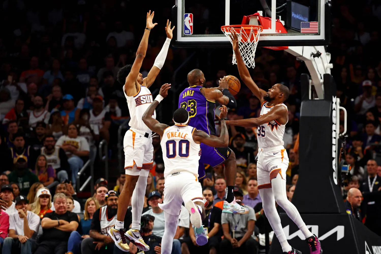 أشاد مدرب فريق صنز مايك بودنهولزر بشجاعة فريقه في استعادة توازنه (رويترز)