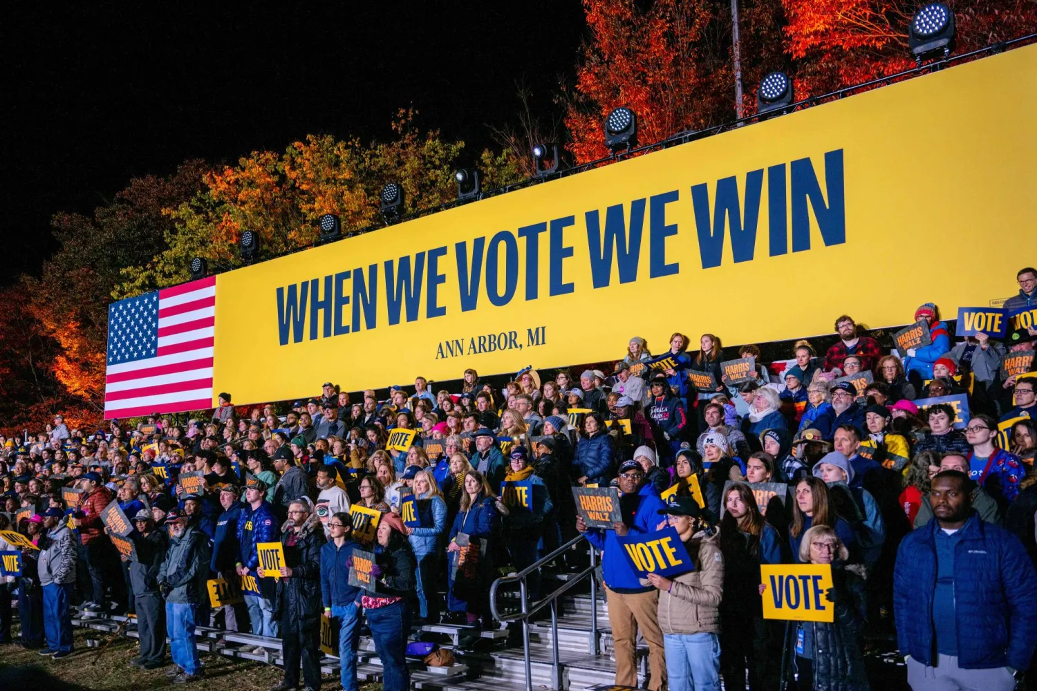 أنصار نائبة الرئيس كامالا هاريس في نشاط انتخابي في ميشيغان (أ.ف.ب)