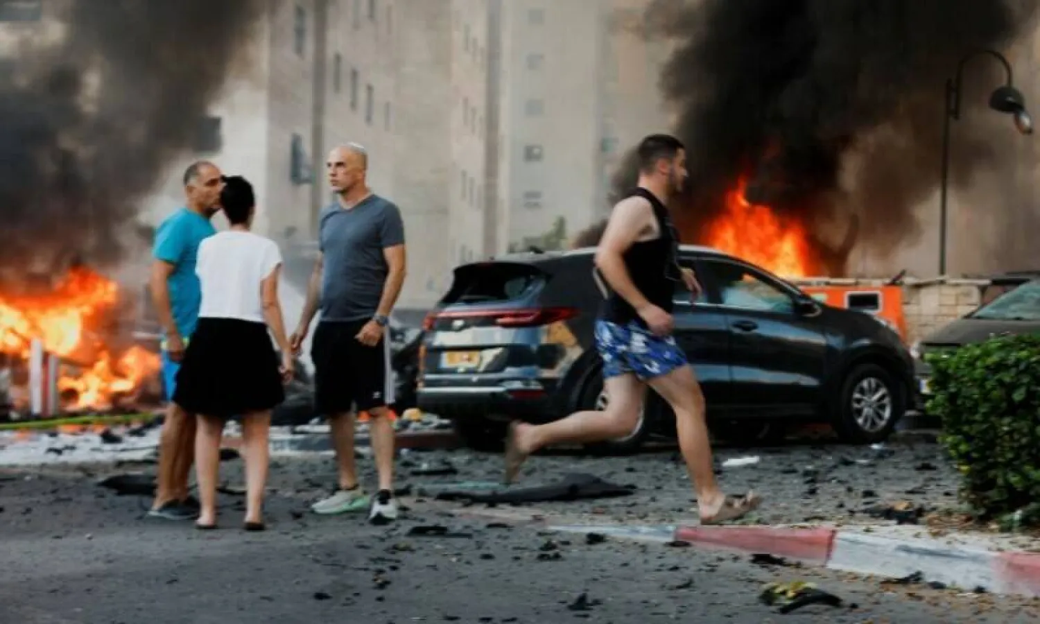 نيران مشتعلة بعد إطلاق صواريخ من قطاع غزة على عسقلان بإسرائيل في 7 أكتوبر 2023 (رويترز)