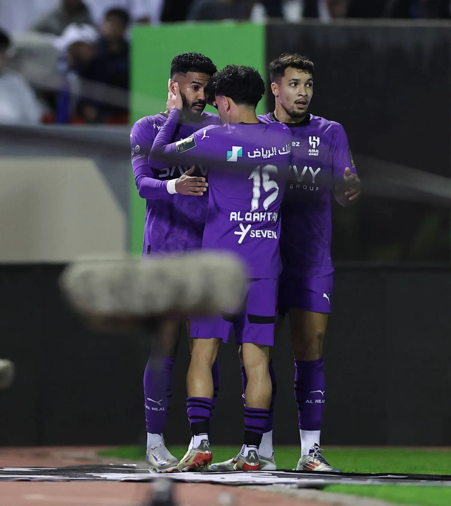 الغنام يتلقى التهنئة بعد هدفه في الطائي (سعد العنزي)