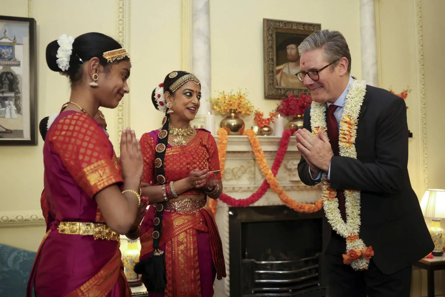 رئيس الوزراء البريطاني كير ستارمر يحيي أعضاء فرقة رقص أثناء استضافته حفلاً يرتبط بعيد ديوالي في لندن (أ.ب)