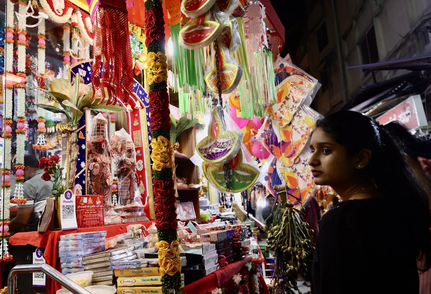 أشخاص يتحضرون للاحتفال بعيد ديوالي في الهند (إ.ب.أ)
