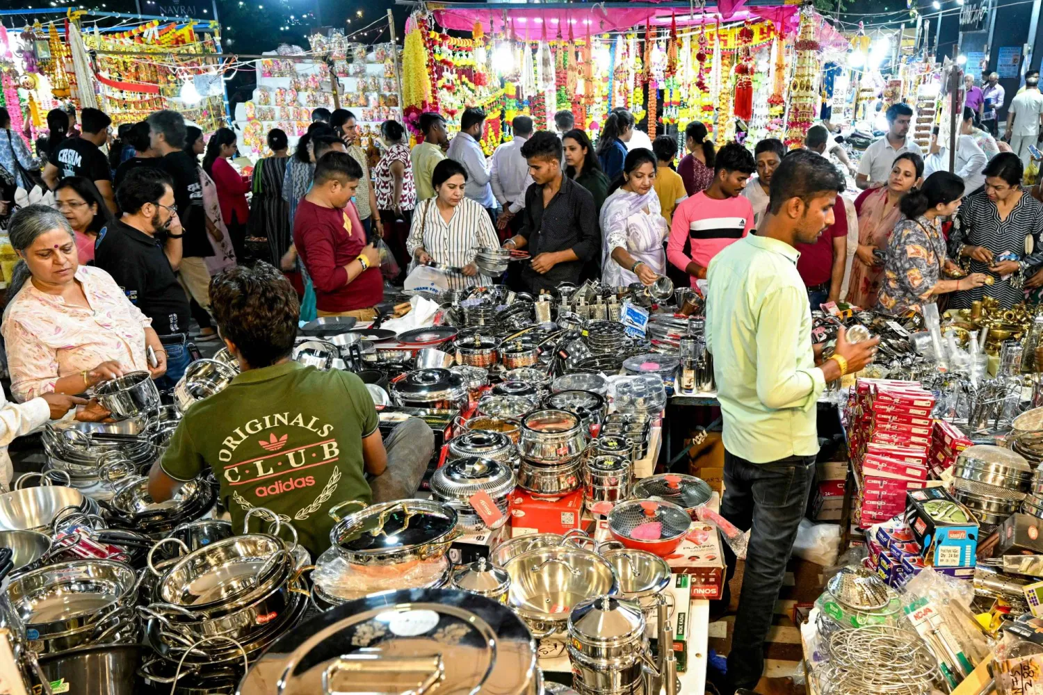 أشخاص يشترون الأواني قبيل الاحتفال بديوالي - مهرجان الأضواء الهندوسي في سوق محلية في فريد آباد (أ.ف.ب)