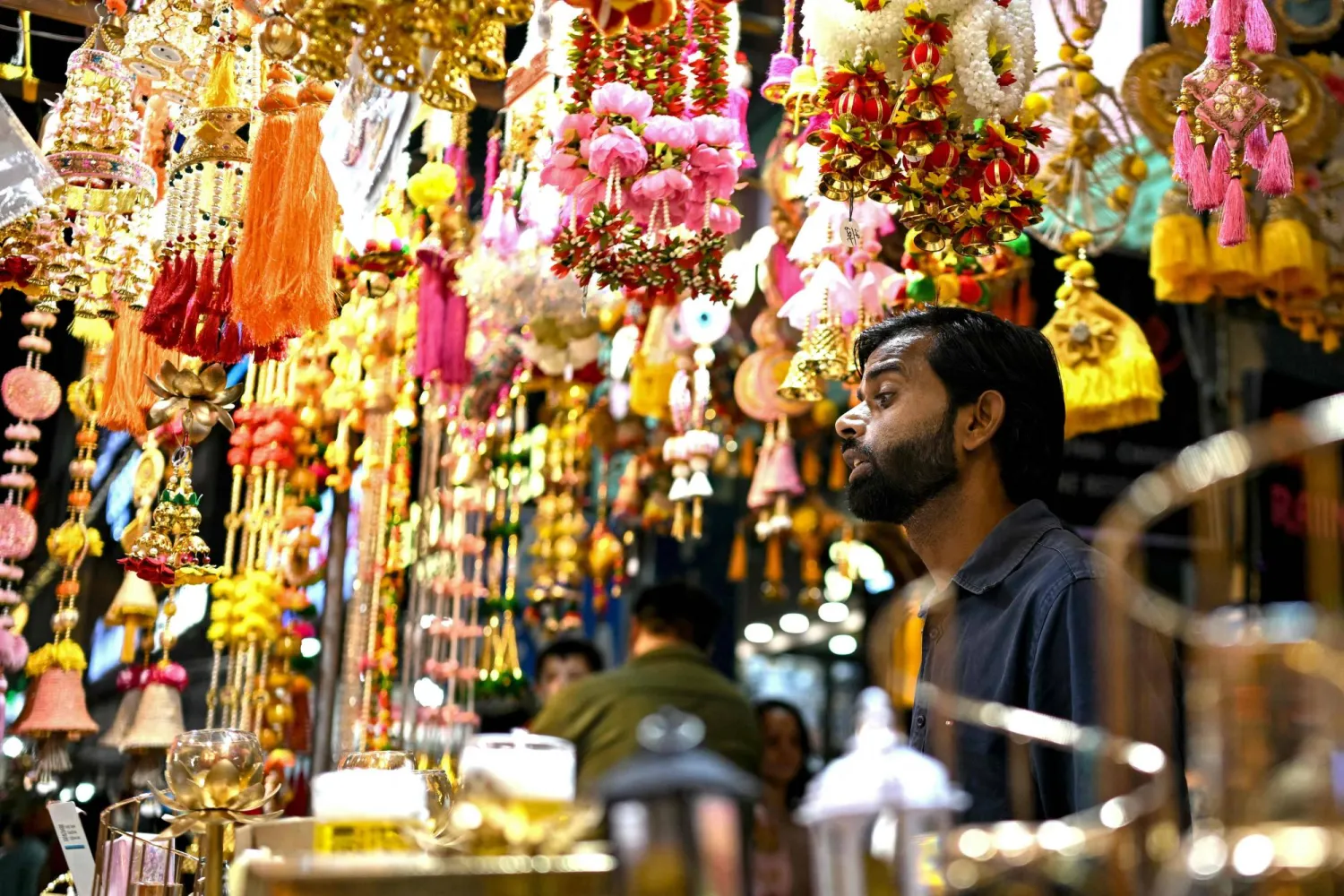 رجل يشتري الزينة قبل ديوالي في سوق محلية في فريد آباد (أ.ف.ب)