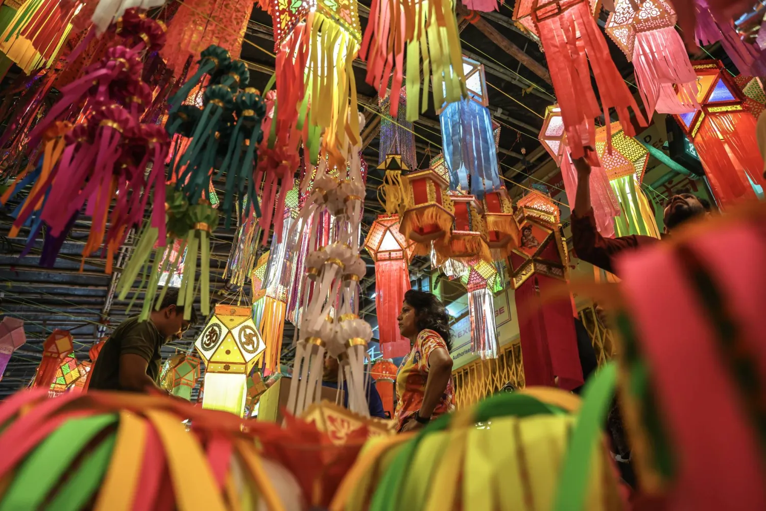 فوانيس ملونة معروضة للبيع في السوق المحلية قبل مهرجان ديوالي في مومباي (إ.ب.أ)