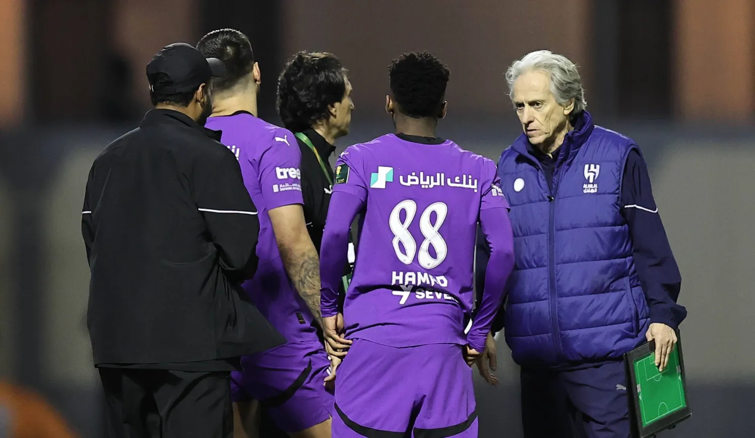 خيسوس مدرّب فريق الهلال خلال المواجهة (تصوير: سعد العنزي)