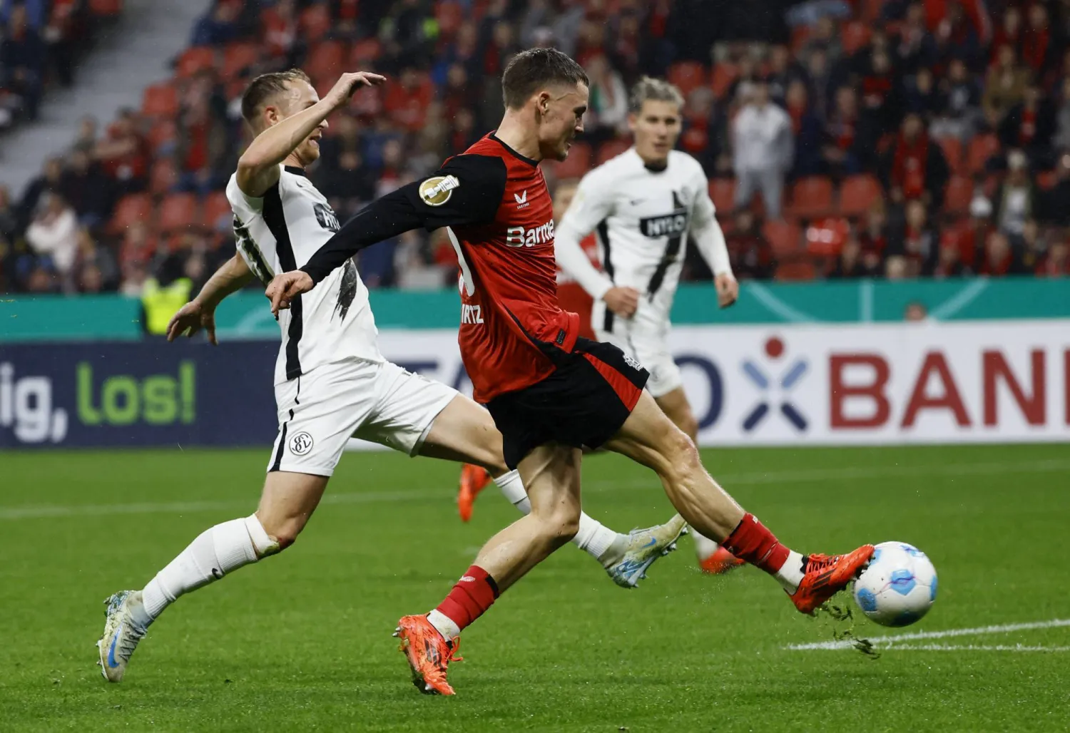 باير ليفركوزن هزم فولفسبورغ وتأهل في كأس ألمانيا (رويترز)