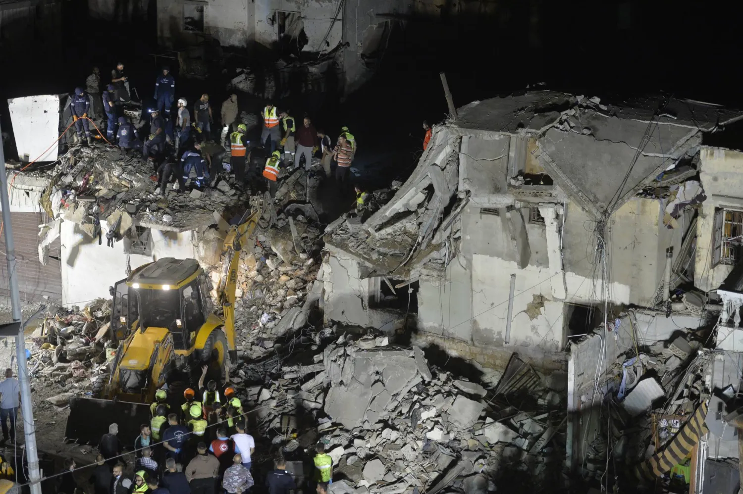 عمليات رفع الأنقاض بعد الغارة الإسرائيلية التي ضربت جنوب لبنان (إ.ب.أ)