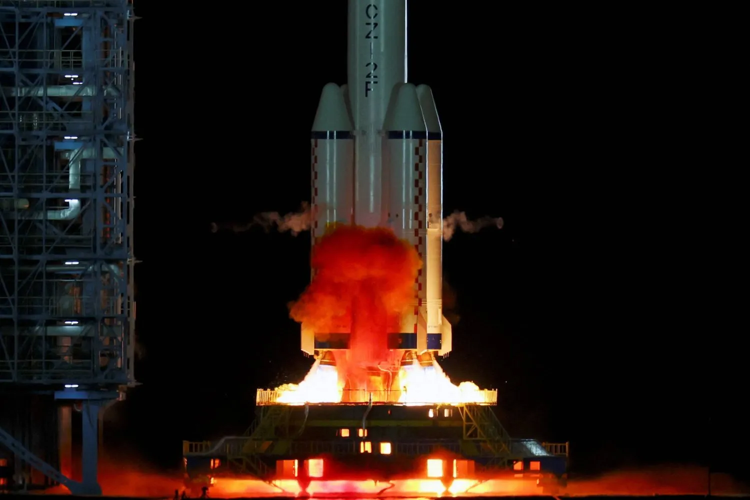 Shenzhou-19, Jiuquan Uydu Fırlatma Merkezi'nden bir Long March-2F roketiyle fırlatıldı.