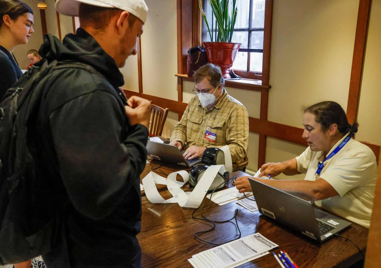 أميركيون يستعدون للإدلاء بأصواتهم خلال التصويت المبكر في ويسكونسن (أ.ف.ب)