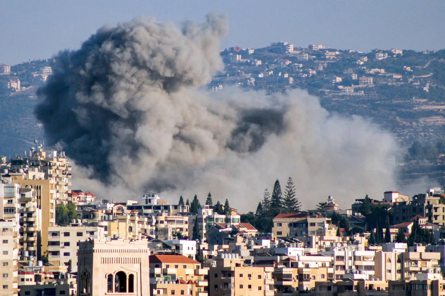 دخان يتصاعد جراء قصف إسرائيلي على بلدة عين بعال في جنوب لبنان (أ.ف.ب)
