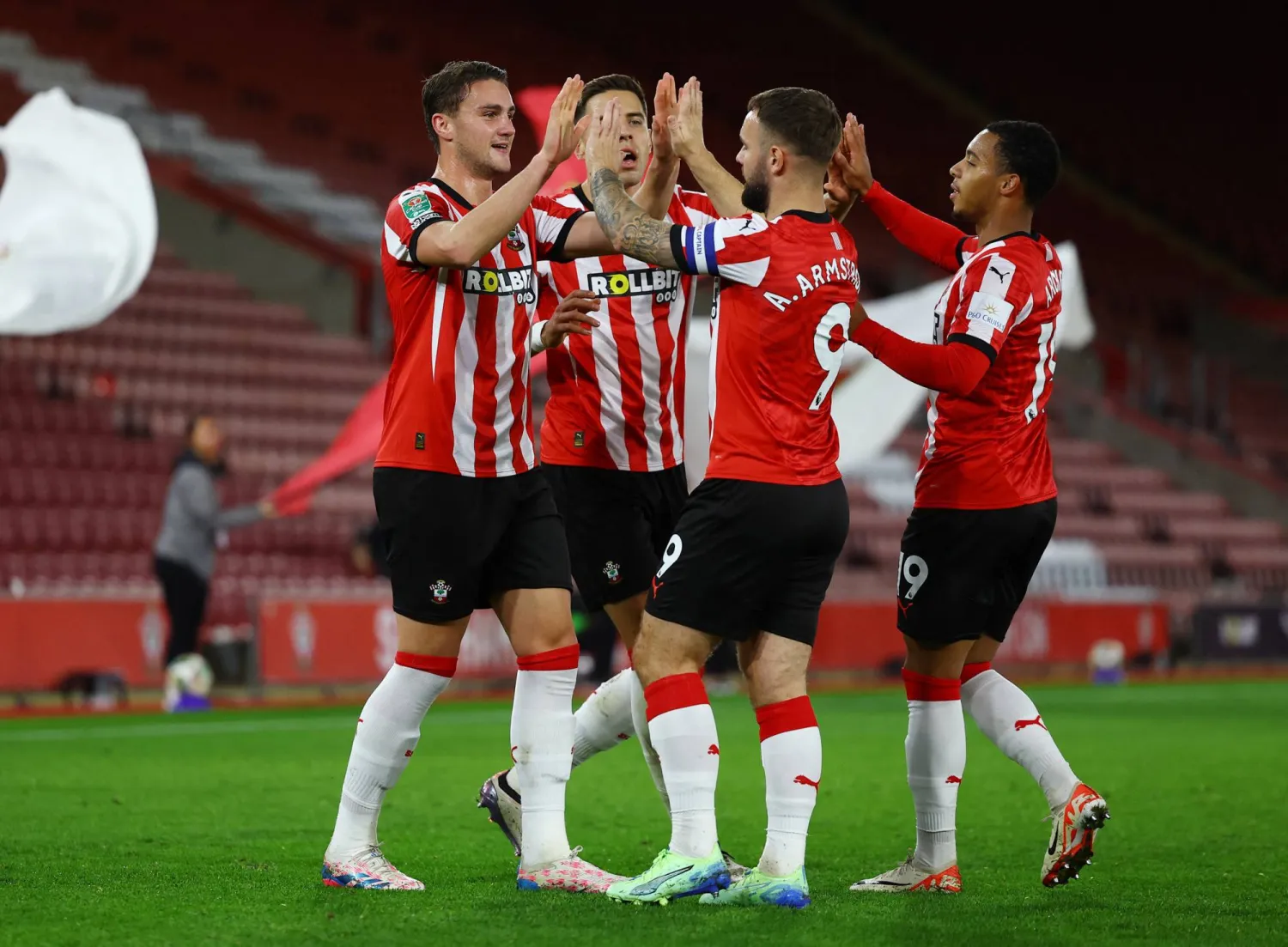 تايلور هاروود يحتفل بتسجيل الهدف الأول لساوثهامبتون (رويترز)