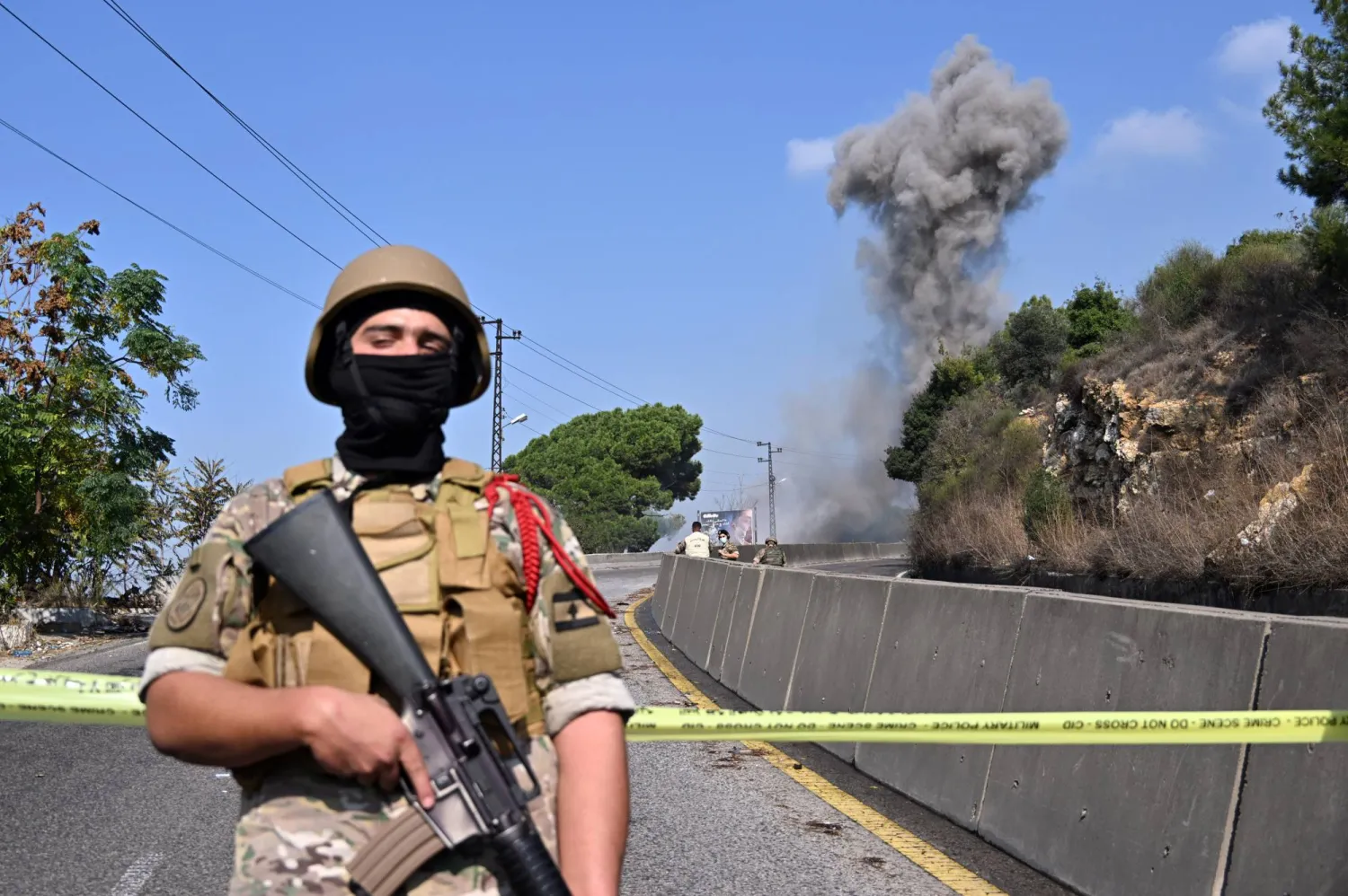 جندي بالجيش اللبناني قرب موقع استهداف سيارة نقل أسلحة بغارة إسرائيلية قرب عاليه في جبل لبنان (إ.ب.أ)