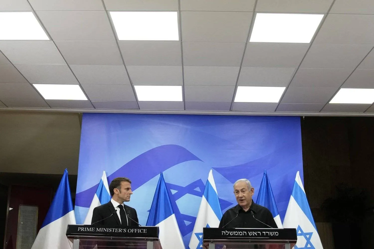 رئيس الوزراء الإسرائيلي بنيامين نتنياهو والرئيس الفرنسي إيمانويل ماكرون في القدس العام الماضي (أ.ب)