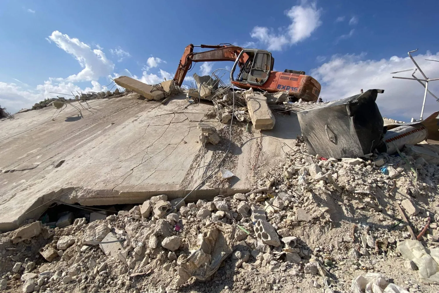 جانب من الدمار جراء القصف الإسرائيلي على البقاع اللبناني (أ.ف.ب)