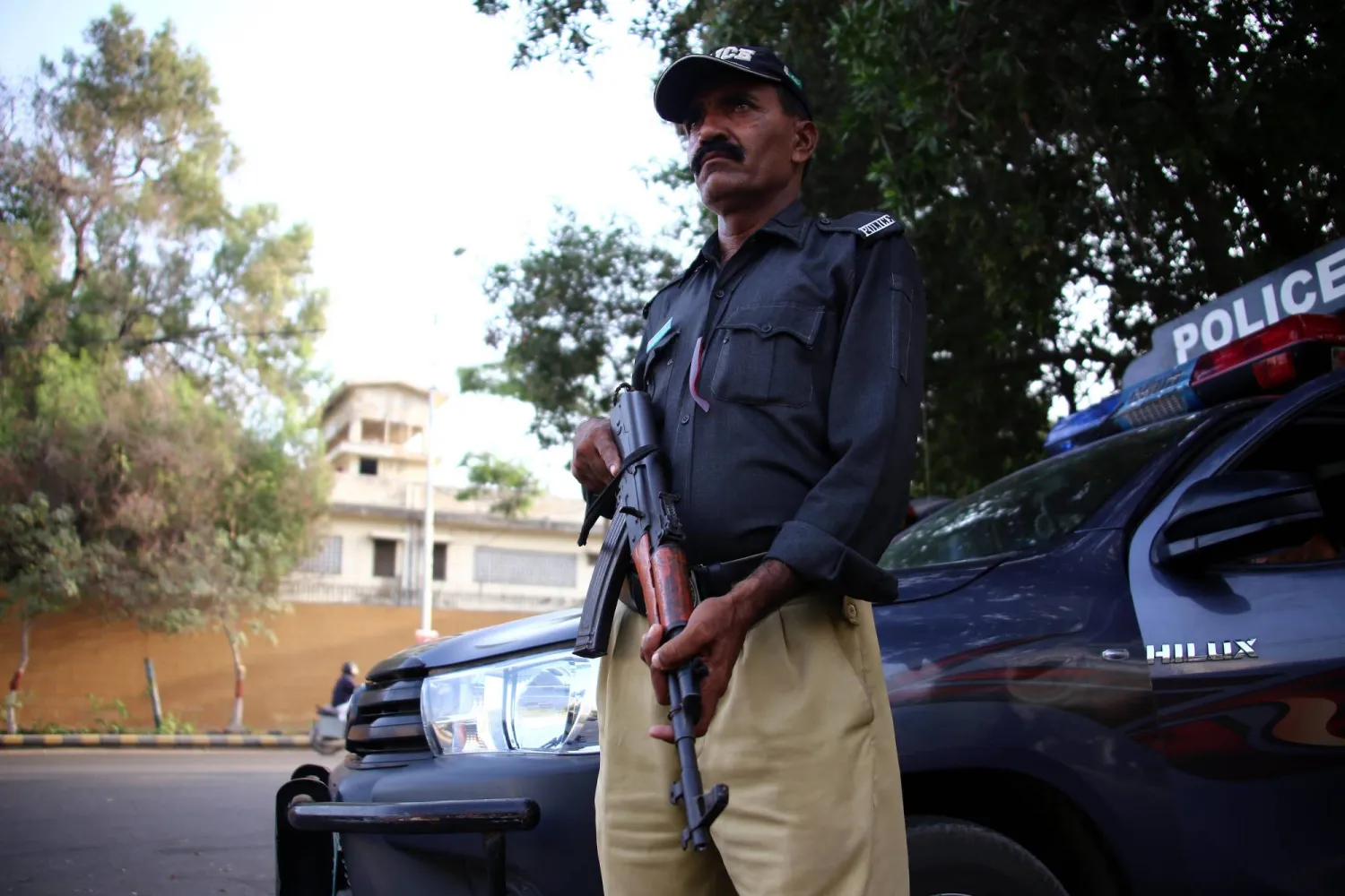 Pakistani security official stands guard at a checkpoint in Karachi, Pakistan, 29 October 2024.  EPA/REHAN KHAN