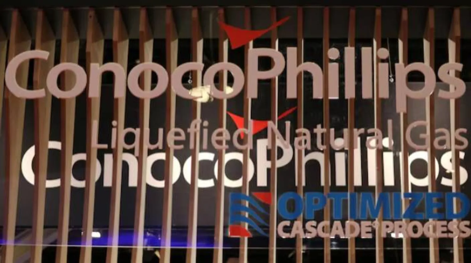شعار شركة «كونوكو فيليبس» خلال معرض الطاقة للغاز الطبيعي المسال 2023 في فانكوفر (رويترز)