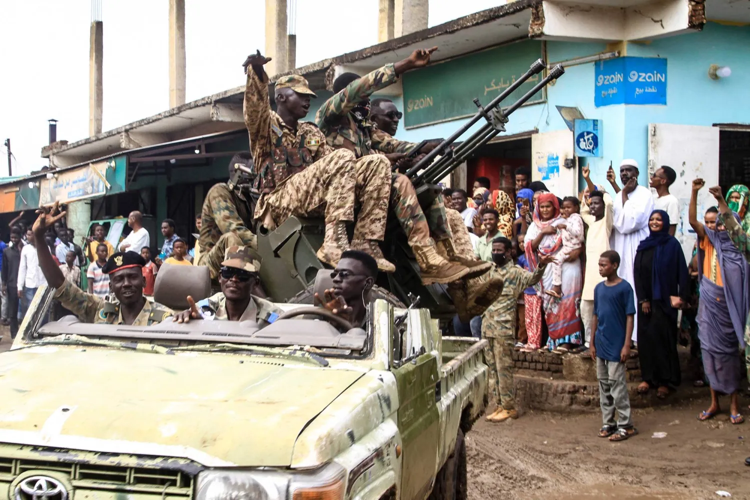 جنود من الجيش السوداني خلال عرض عسكري (أرشيفية - أ.ف.ب)