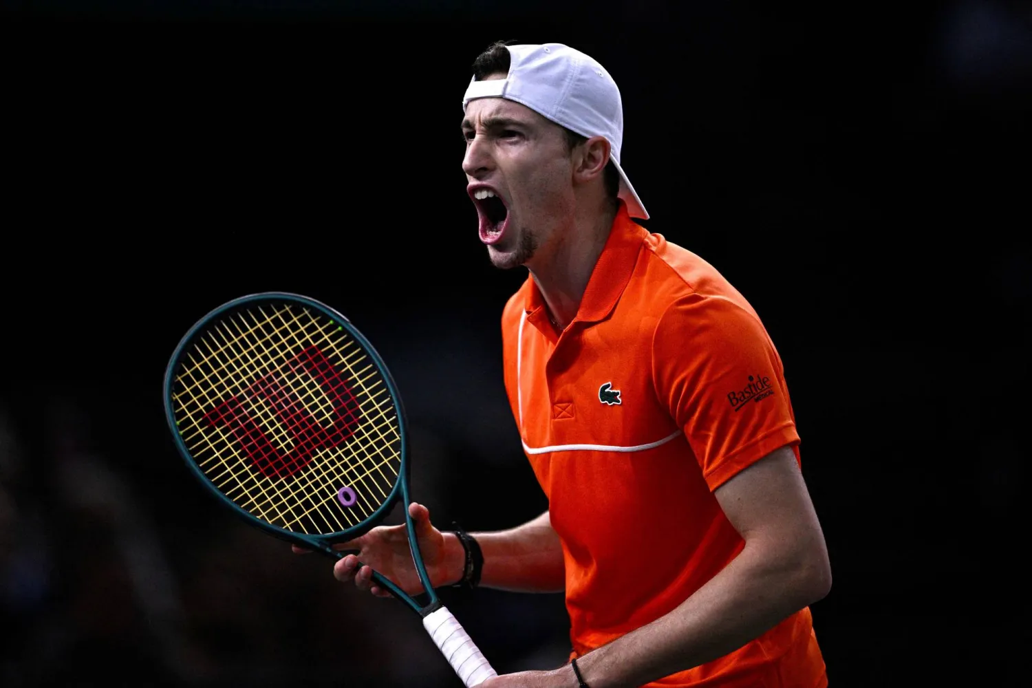  أوغو هومبرت محتفلا بفوزه على ألكاراس (أ.ف.ب)