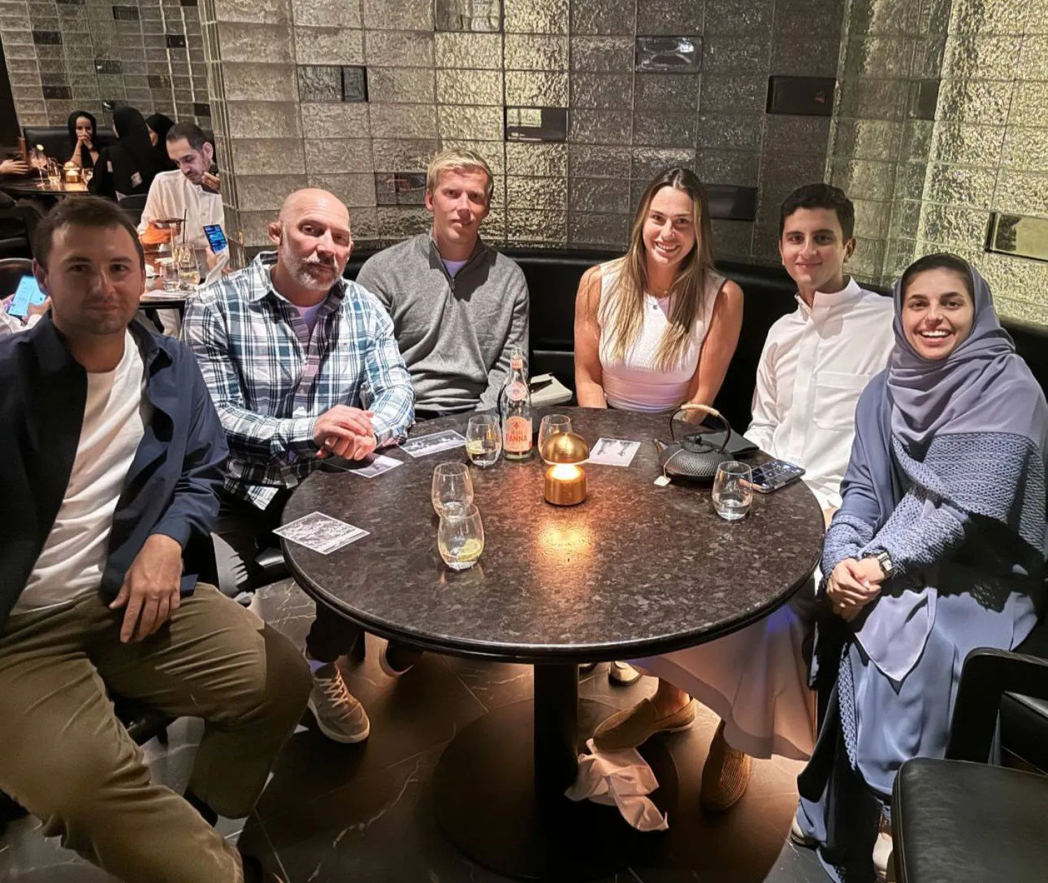 العزاز وسابالينكا وأقاربها في إحدى مطاعم الرياض (الشرق الأوسط)