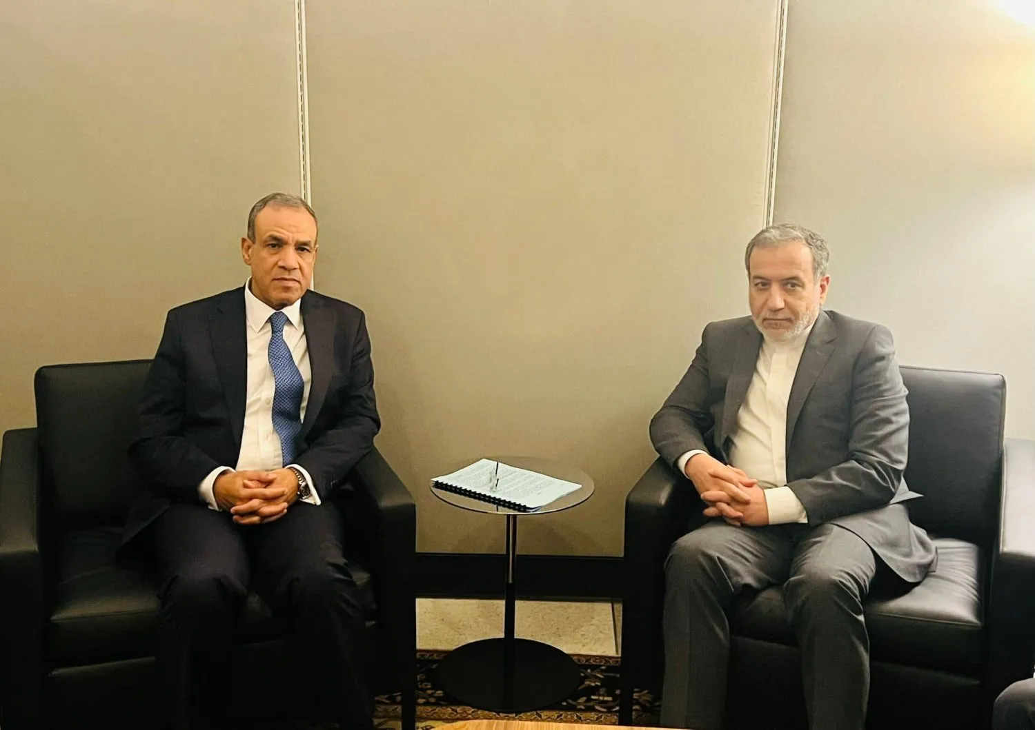 Mısır Dışişleri Bakanı Bedr Abdulati, New York'taki BM toplantıları çerçevesinde İranlı mevkidaşı Abbas Arakçi ile bir araya geldi. (Mısır Dışişleri Bakanlığı)