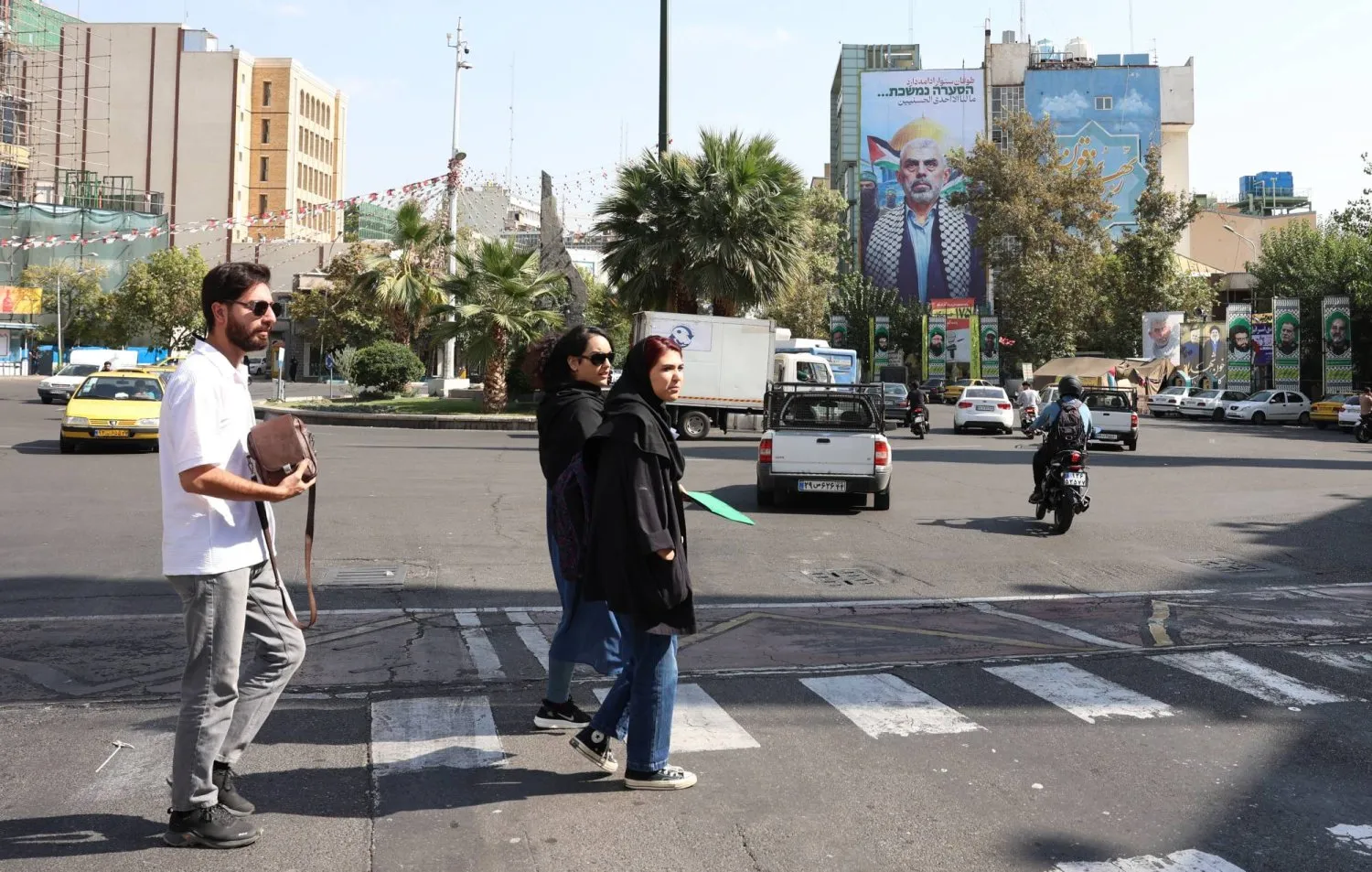 Tahran'ın merkezindeki Filistin Meydanı’nda bir binaya asılmış Yahya Sinvar pankartı (EPA)