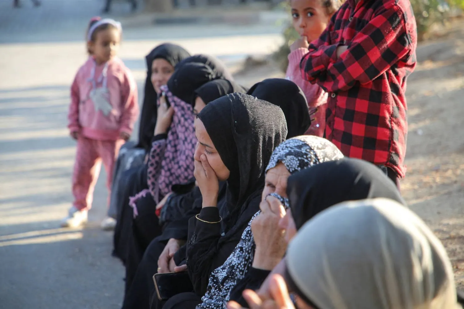 Han Yunus'ta İsrail hava saldırılarında öldürülen yakınlarının cenazeleri başında yas tutan Filistinliler (Reuters)