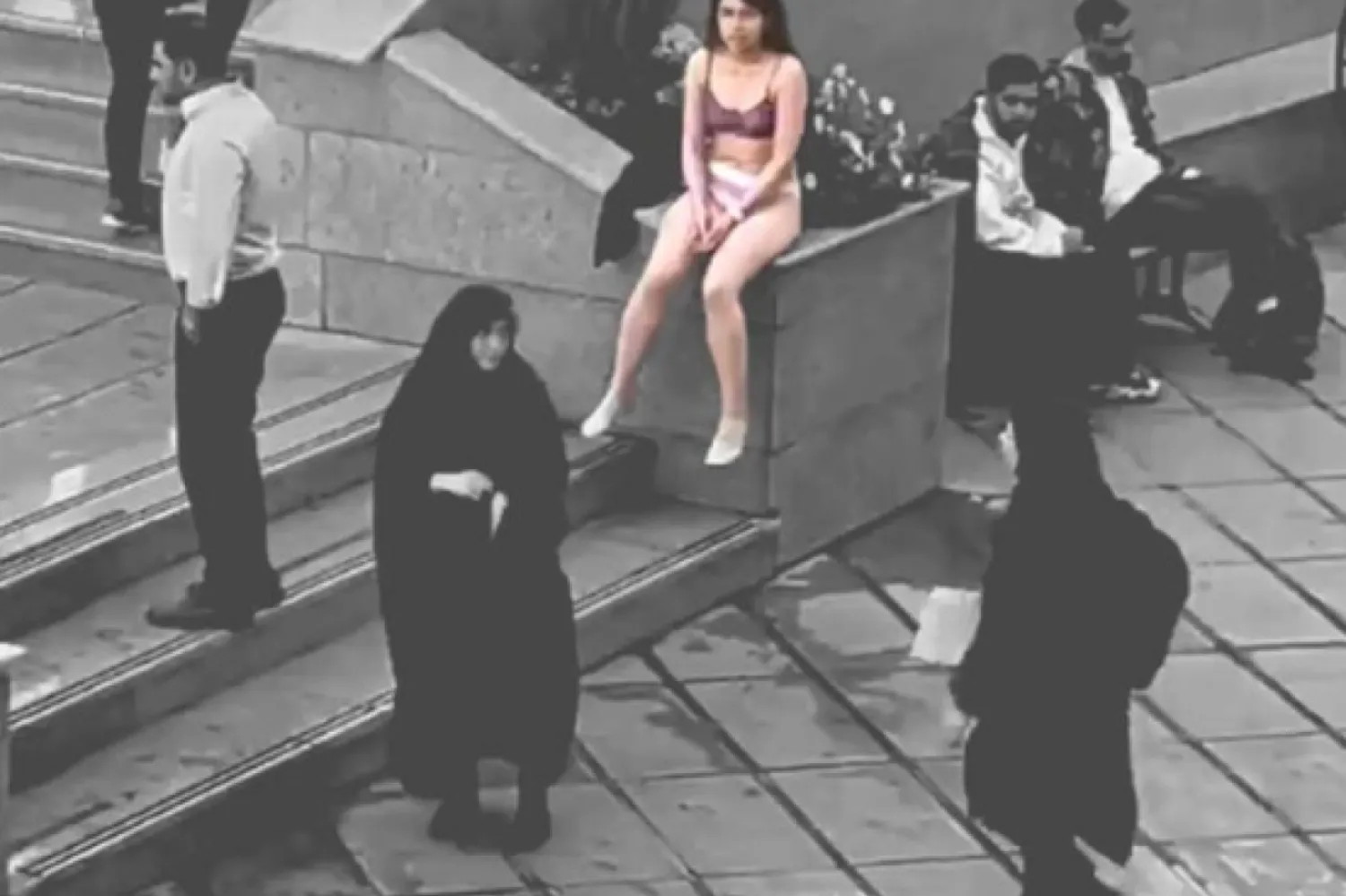 İran'da bir üniversite öğrencisi kıyafet kurallarını protesto etmek için kampüsün ortasında soyundu 