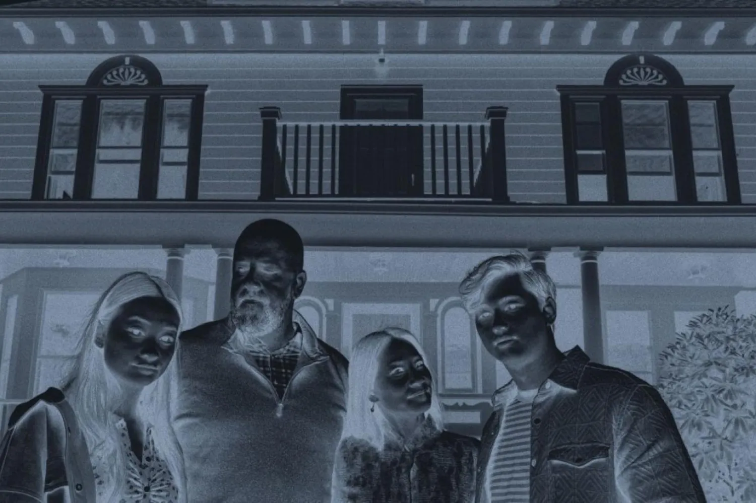 Lucy Liu'ya Julia Fox ve Chris Sullivan'ın eşlik ettiği Presence'ın prömiyeri 19 Ocak'ta Sundance Film Festivali'nde yapılmış, kısa süre sonra Neon, filmin dağıtım haklarını 5 milyon dolar karşılığında satın almıştı (Neon)