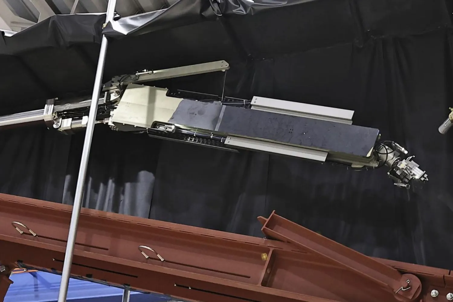 Japonya'nın enkaz halindeki Fukuşima I nükleer santralinin işletmecisi, TEPCO olarak da bilinen Tokyo Electric Power Company Holdings, 28 Mayıs 2024'te Japonya'nın batısındaki Kobe'de bulunan santraldeki enkazı kaldırmak için kullanılacak robotu tanıtmıştı (AP/Arşiv)