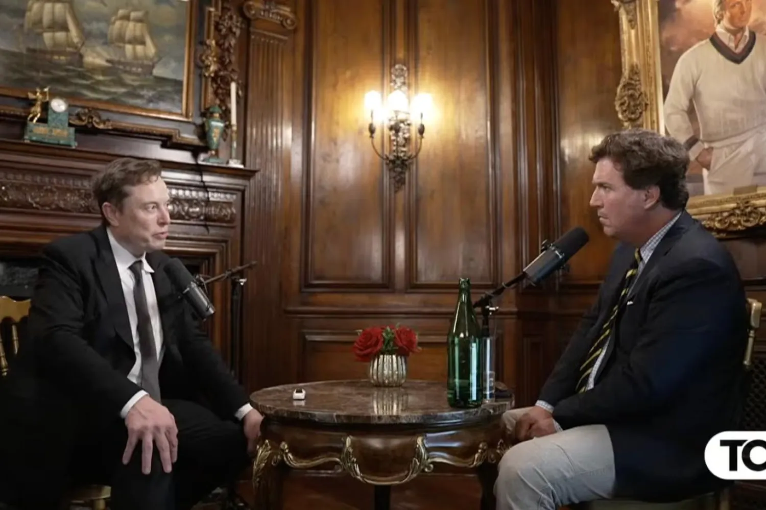 Elon Musk, 6 Kasım'da Mar-a-Lago'da yapılan canlı yayında Tucker Carlson'la konuştu (Tucker Carlson/YouTube)