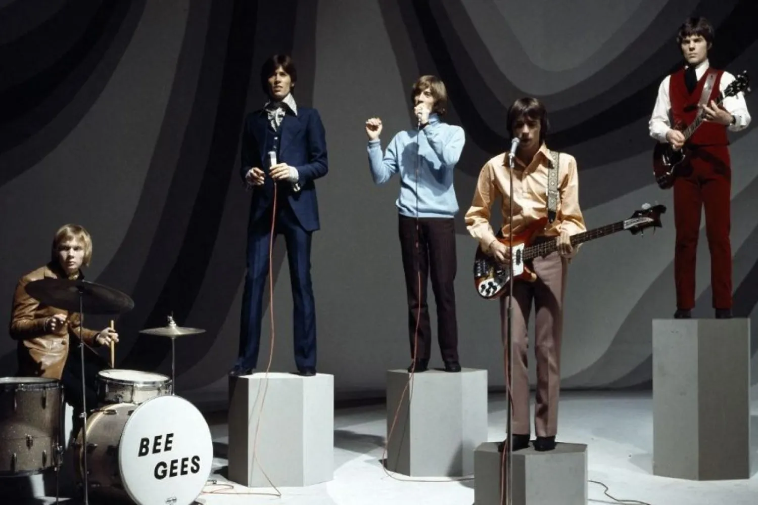 Massachusetts, To Love Somebody, I’ve Gotta Get a Message to You, I Started a Joke ve Words gibi hit parçaların ilk stüdyo kayıtlarında "Smiley" çalıyordu (AFP)