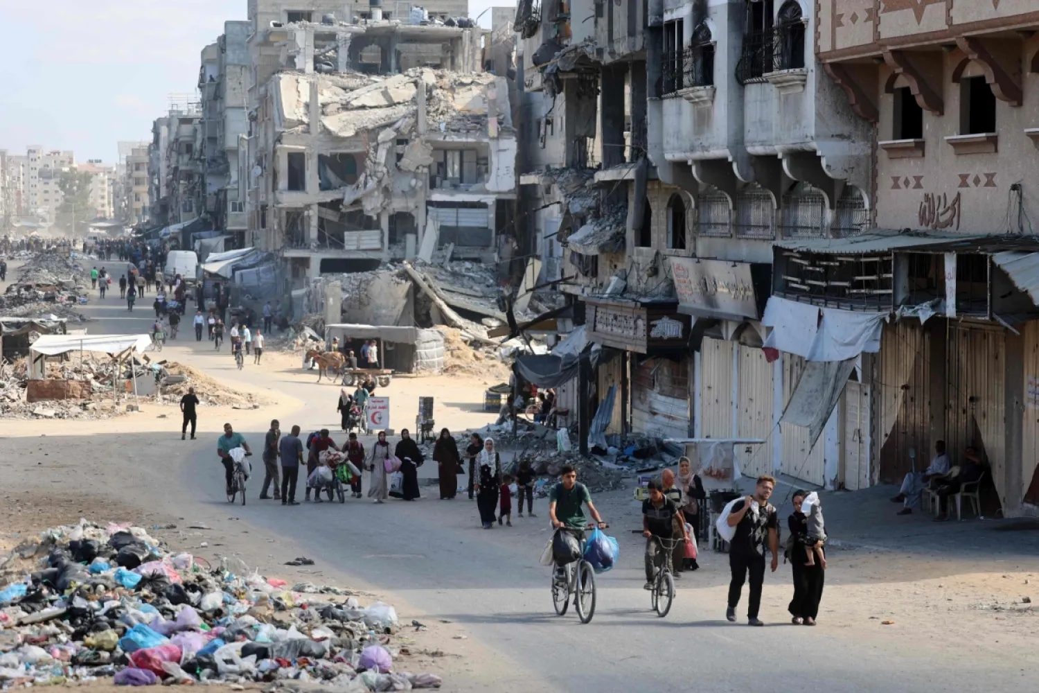 Yanlarına alabildikleri birkaç parça eşyayla Gazze şehrinin kuzeyindeki bölgelerden yerinden edilen Filistinliler, 12 Ekim 2024 (AFP)