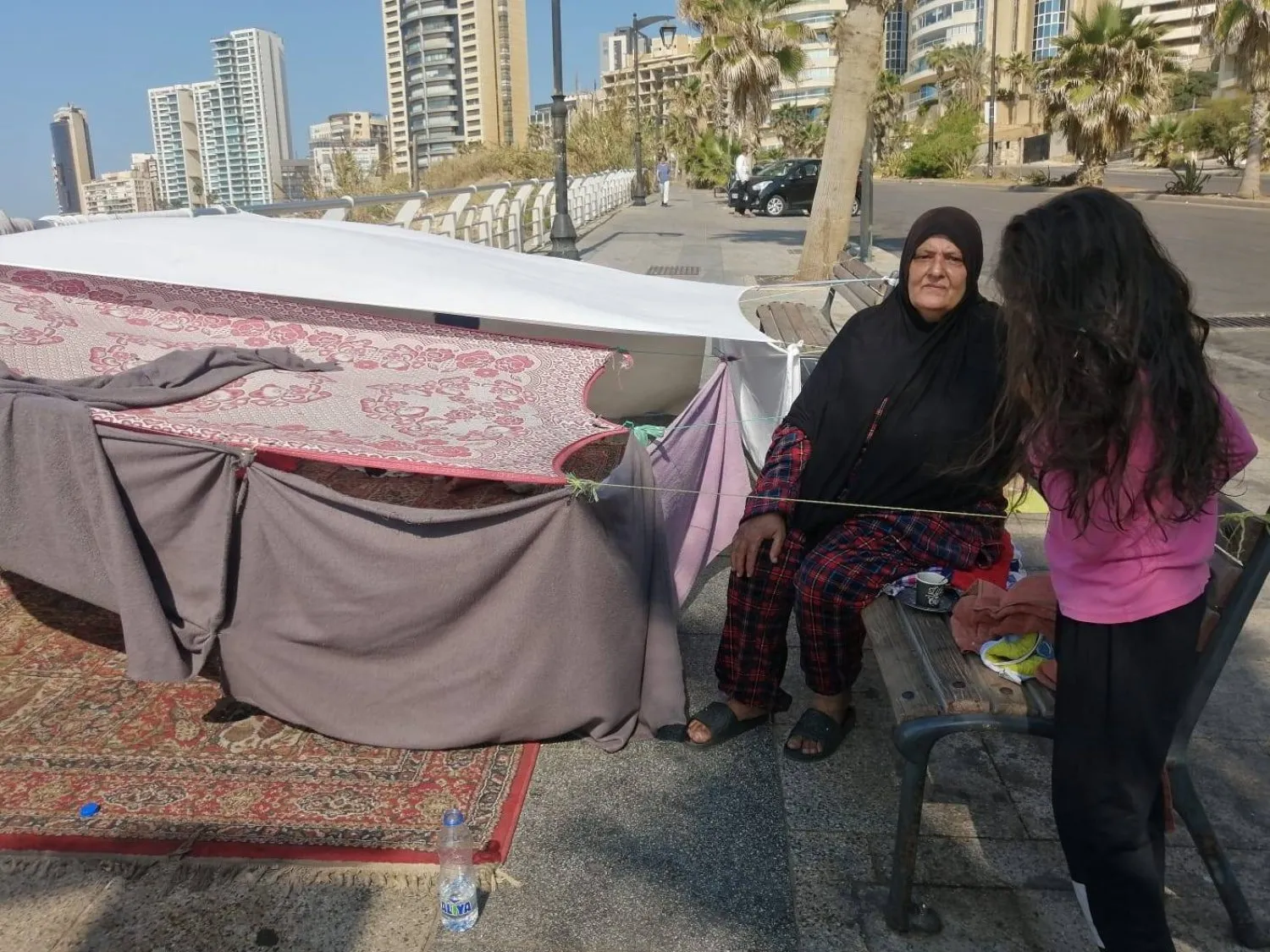 Lamia Ferhat, Beyrut'un Ramlet el-Bayda bölgesindeki çadırının yanında (Şarku'l-Avsat)
