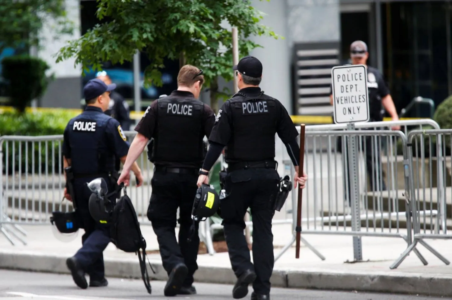 File photo: Seattle Police officers carry gear as they walk towards the Seattle Police Department's West Precinct in Seattle, Washington, US June 10, 2020. (Reuters Photo)
