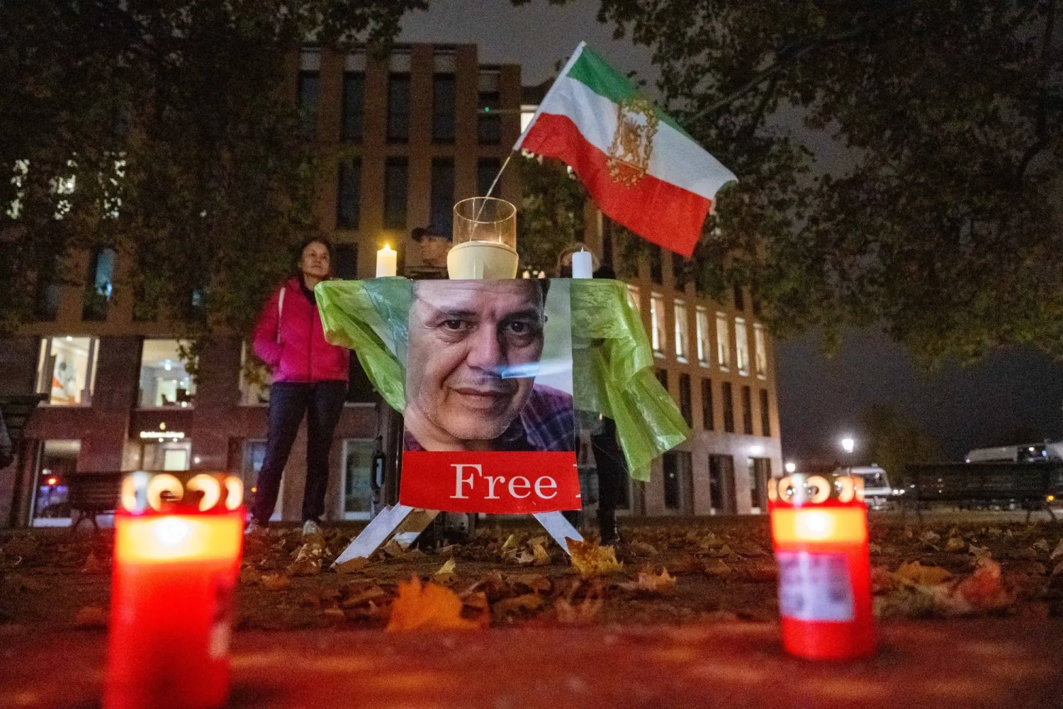 FILED - 28 October 2024, Berlin: A woman takes part in a rally held in front of the Federal Foreign Office for the German-Iranian Djamshid Sharmahd, who was executed in Iran. Photo: Christophe Gateau/dpa