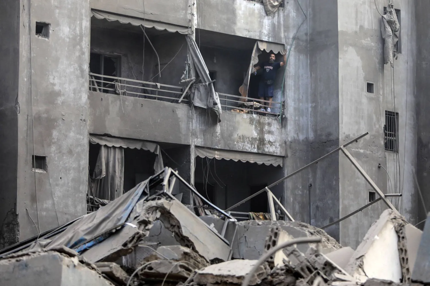 مبنى متضرر نتيجة غارة إسرائيلية استهدفت الضاحية الجنوبية لبيروت (أ.ف.ب)