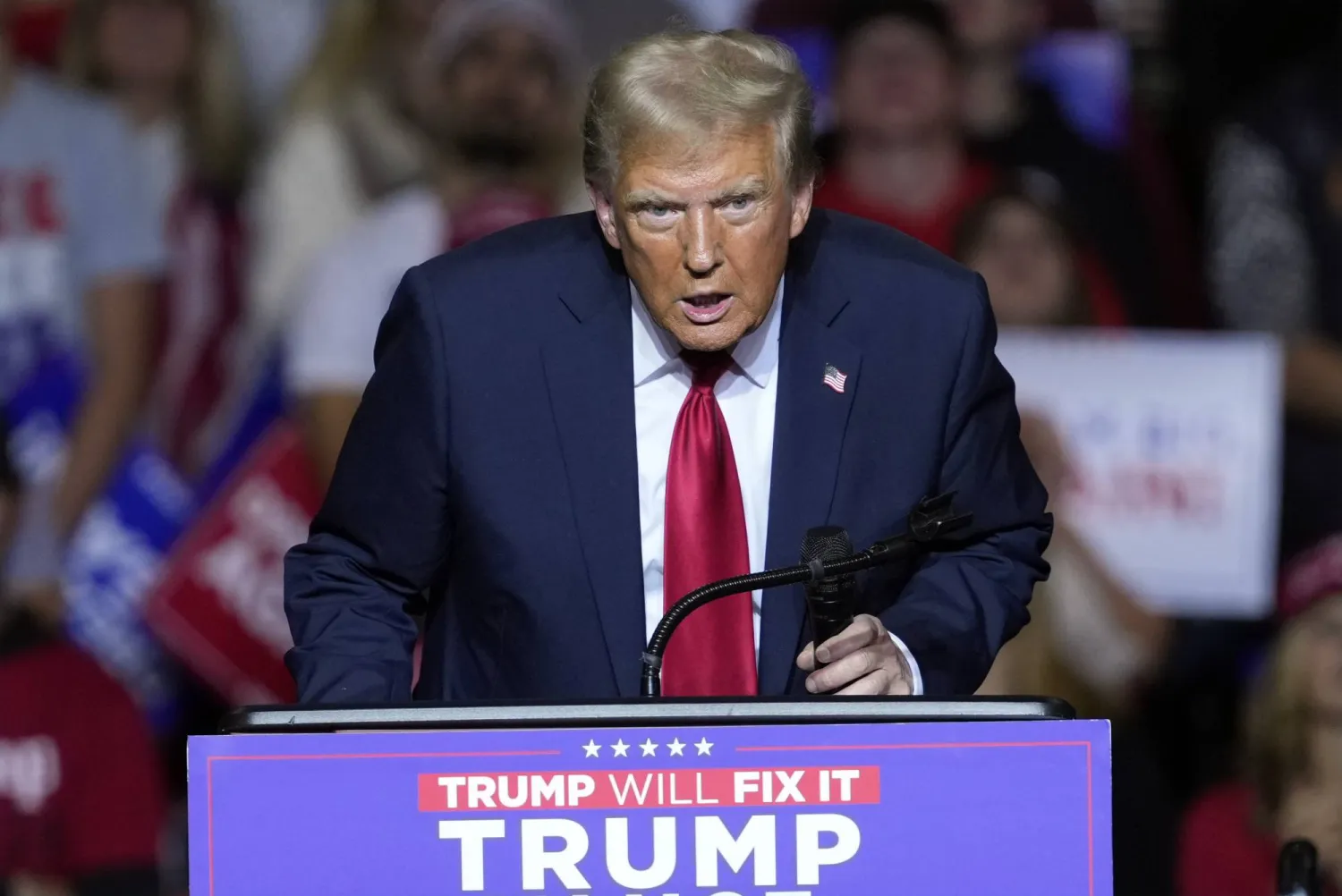 Trump seçim mitingi sırasında mikrofonla kavga etti