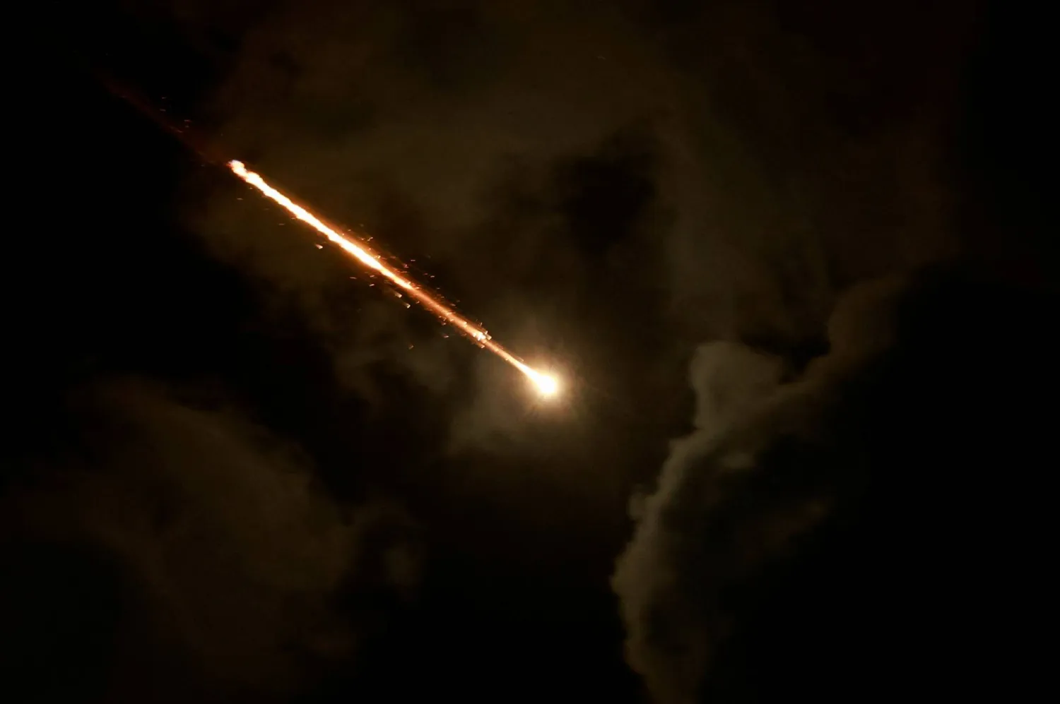 صاروخ إيراني يظهر في سماء تل أبيب في الأول من أكتوبر الماضي (رويترز)