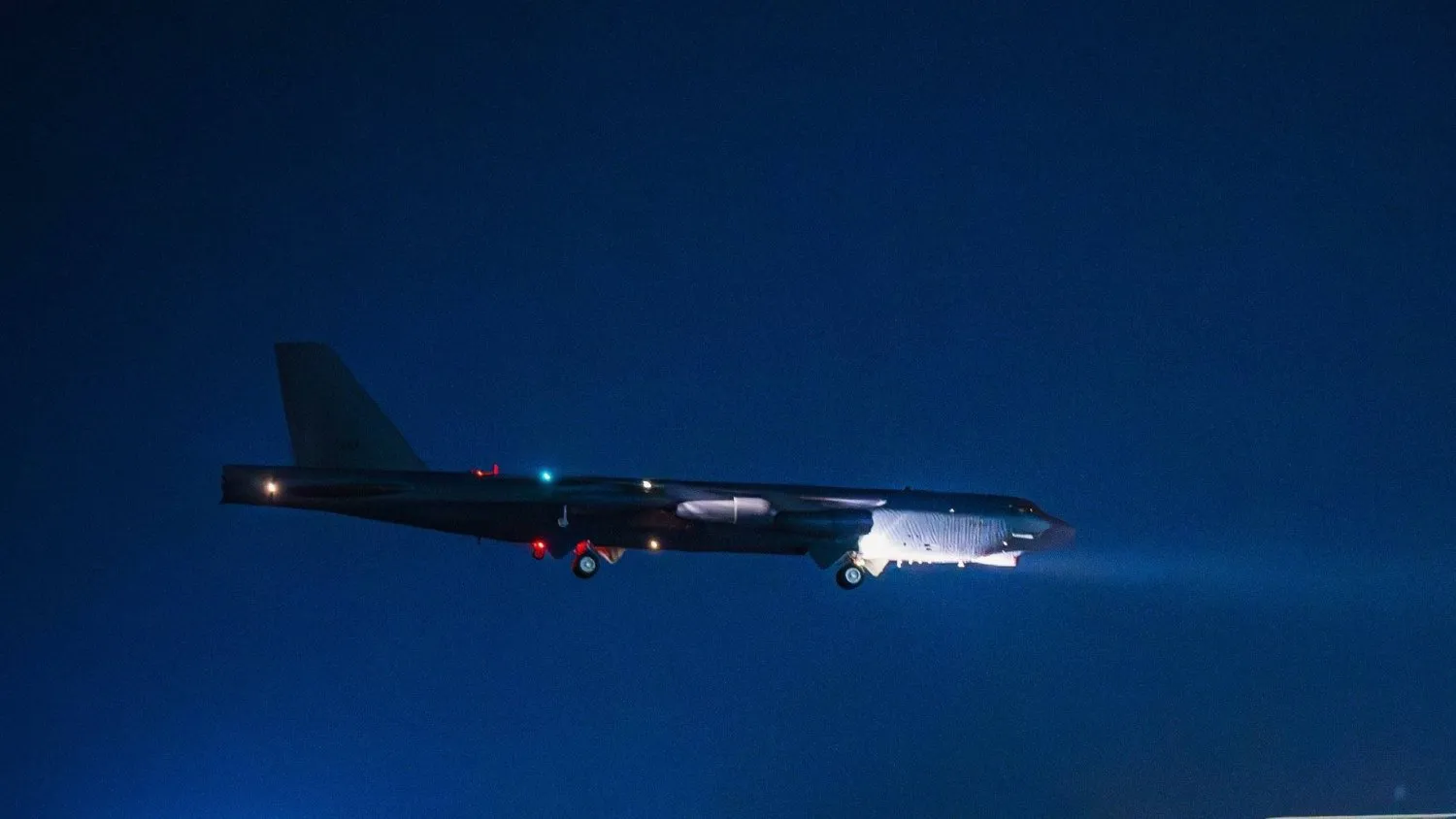 B-52 Stratofortress stratejik bombardıman uçaklarının gelişini gösteren ABD Merkez Komutanlığı (CENTCOM) fotoğrafı