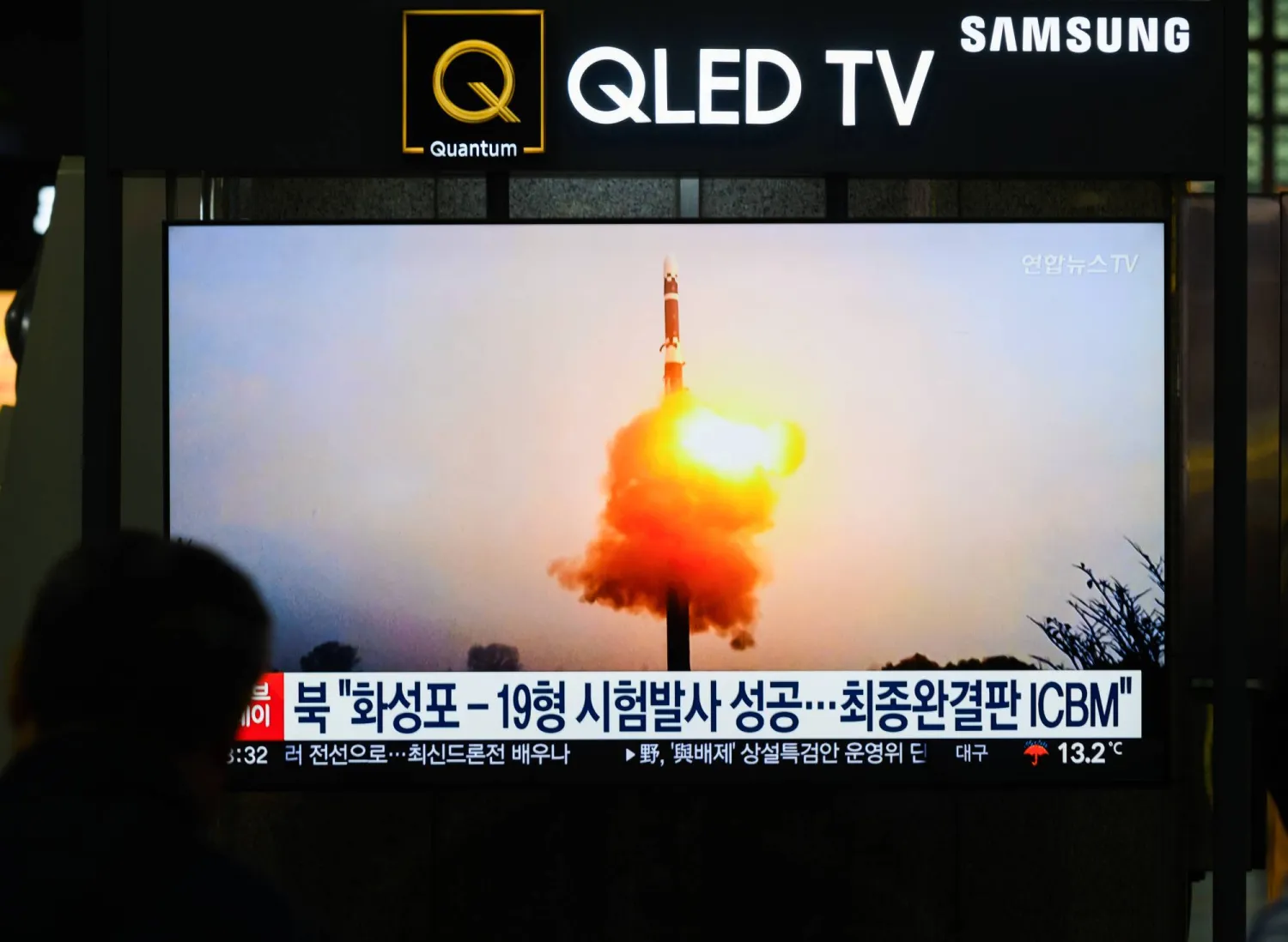 01 November 2024, South Korea, Seoul: A 24-hour Yonhapnews TV broadcast at Yongsan Railway Station in Seoul showing a news broadcast of a test launch of new intercontinental ballistic missile (ICBM) ''Hwasong-19'' at an undisclosed place in North Korea. Photo: Kim Jae-Hwan/SOPA Images via ZUMA Press Wire/dpa