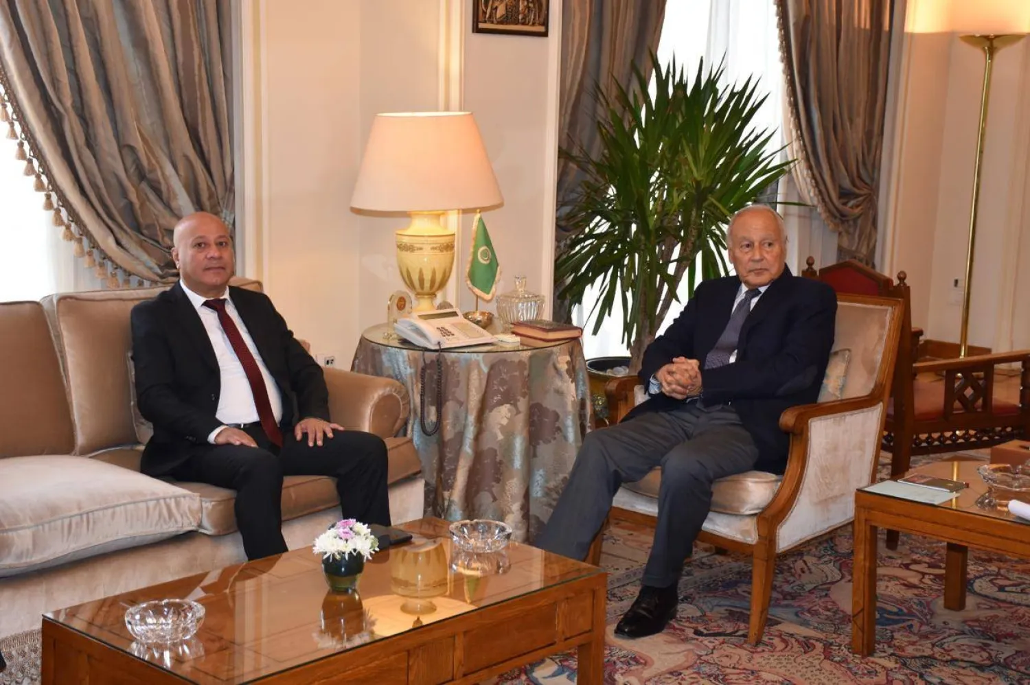 أبو الغيط وأبو هولي خلال لقائهما بالقاهرة لبحث وضع اللاجئين الفلسطينيين (جامعة الدول العربية)
